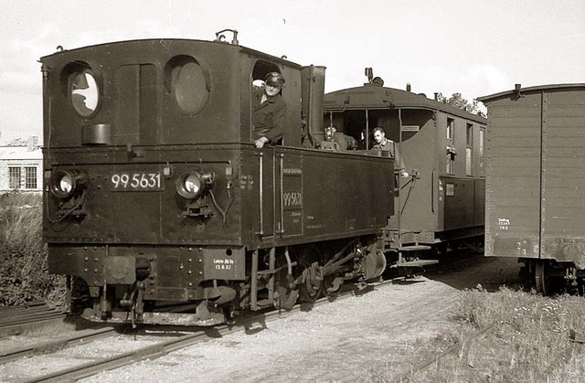 99 5631 - Ausfahrt mit einem Personenzug nach Ribnitz-Darmgarten. Foto B. Wilcke.jpg