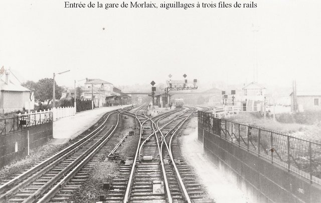 entree_gare_carhaix_aiguilles_3_rails.jpg