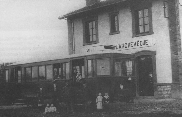 Gare de villeneuve et un autorail.jpg