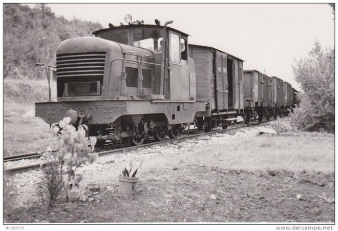 77 - Tracteur 852 sur l'embranchement à 4 files de rails de la sucrerie ouvré à montuffé 1956.jpg