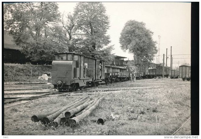 89 - Tracteur CFD, N° 14 ( 1948 ) sur l'embranchement particulier a 4 files de rails de l'usine SILEC,a Montereau.jpg