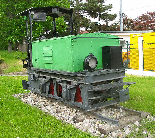 671px-Narrow_gauge_railroad_-_Geriatriezentrum_Lainz_16.jpg