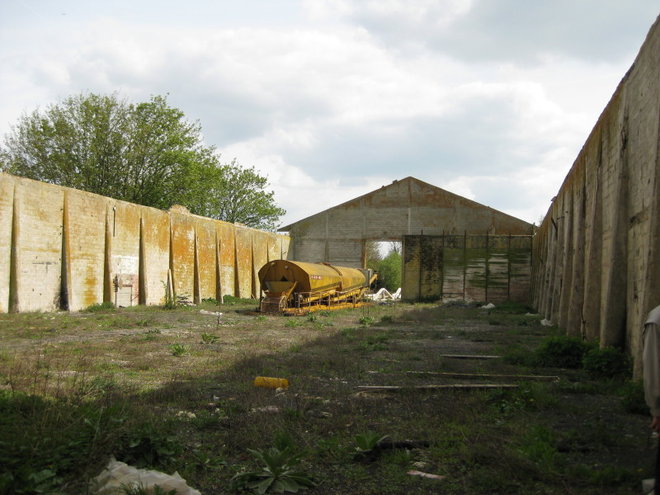 14 04 2011 CREVECOEUR HANGAR_004_4_1.JPG