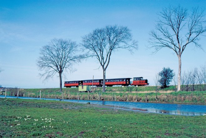 1983 loco 301 sur la digue.jpg