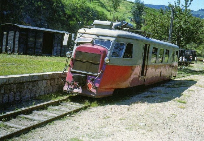07- Autorail Billard A 150 D n° 213 en gare - SAINT-JULIEN-BOUTIERES (07) - CFD Vivarais.jpg