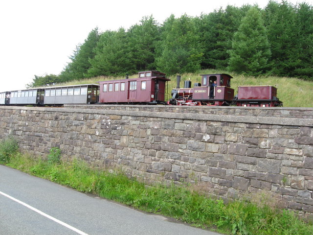 Brecon_Mountain_Railway_train_entering_Pant_Station_-_99 3353.jpg