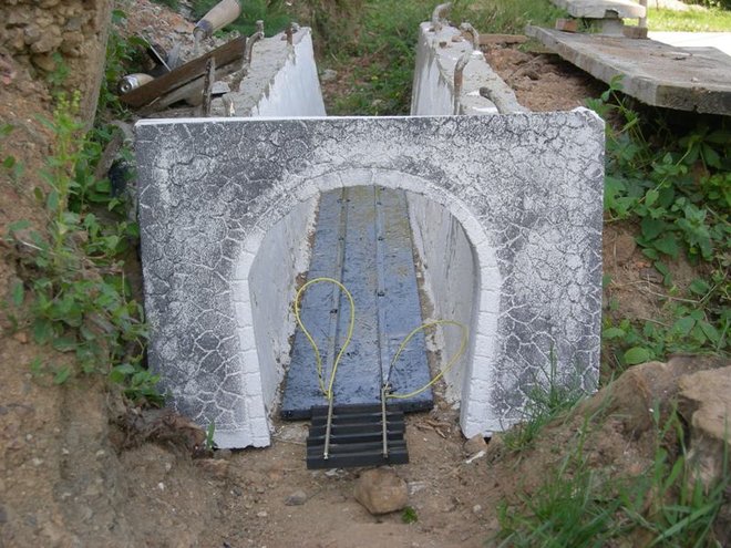 4 a Le béton est coulé, la voie est posée à l'interieur.jpg