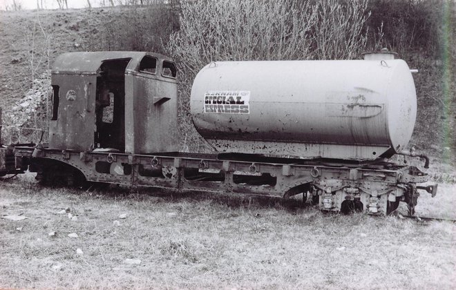cabine déisel et citerne sur Péchot.JPG