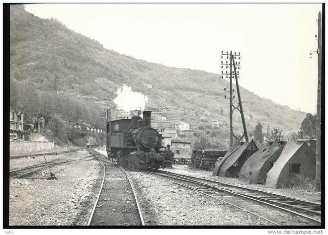 07 - Le Cheylard, la 030+030 T406 SLM defile devant un rang d'etraves - chasse neige 1954.jpg