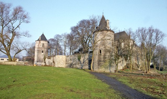 79-04-017-fontaine-l'eveque.jpg