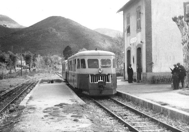 Ce train de Calvi à Bastia se compose d'un autorail Billard A150D de 150 CV et d'une remorque Billard. 3 mai 1954..jpg