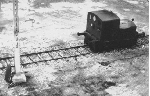 Tracteur Moyse dans la cour de la sucrerie.png