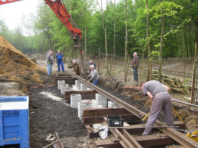 2014 04 25 SCELLEMENT DES RAILS SUR FOSSE_007_31_1.JPG