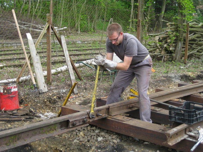 2014 04 25 SCELLEMENT DES RAILS SUR FOSSE_006_30_1.JPG