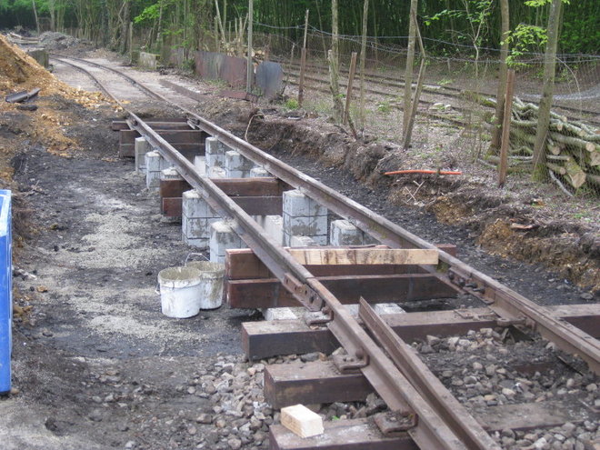 2014 04 25 SCELLEMENT DES RAILS SUR FOSSE_019_43_1.JPG