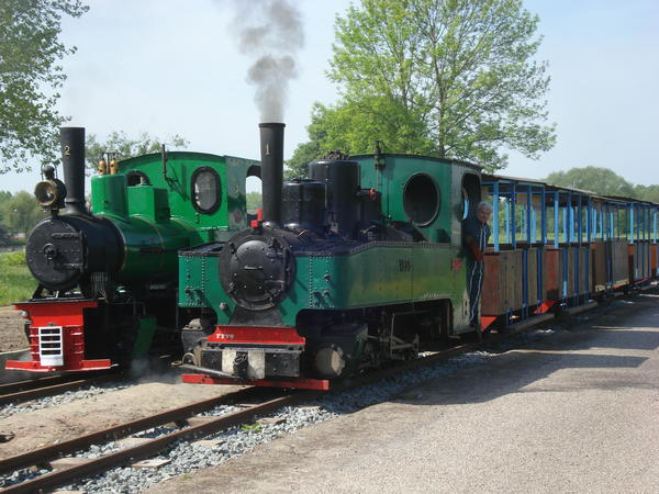 Marcelle et Pistache en gare des Hamaides.jpg
