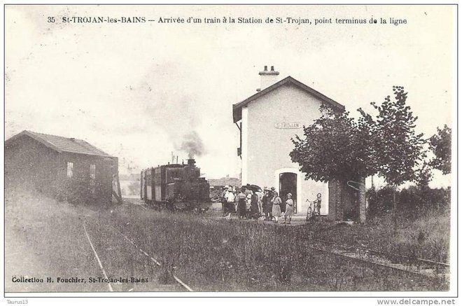 17 - Oleron ST TROJAN les BAINS Arrivée d'un train à la station point terminus de la ligne ( Train et passagers).jpg