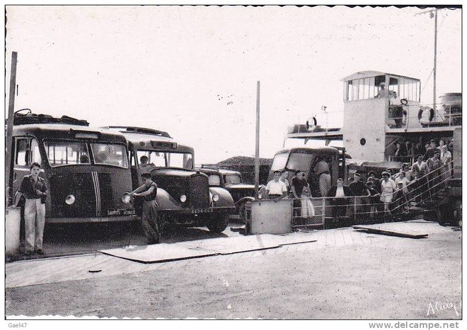 17 - île d' Oléron  Le BAC d' ORS- le- CHAPUS  Véhicules de l'Epoque.jpg