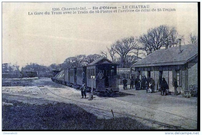 17 - ILE D'OLERON LE CHATEAU LA GARE DU TRAM AVEC TRAIN DE ST PIERRE.jpg