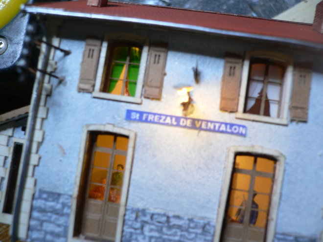 Eclairage et détails interieur St Frézal.JPG