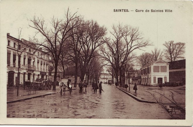 U016 Gare de Saintes Ville sous la pluie.JPG