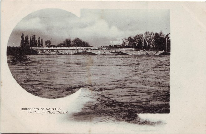 W009 Inondation de Saintes le pont avec Fumée du Train.JPG
