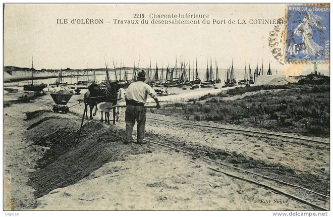 17 - LA COTINIERE - ILE D´OLERON - TRAVAUX DE DESENSABLEMENT DU PORT.jpg