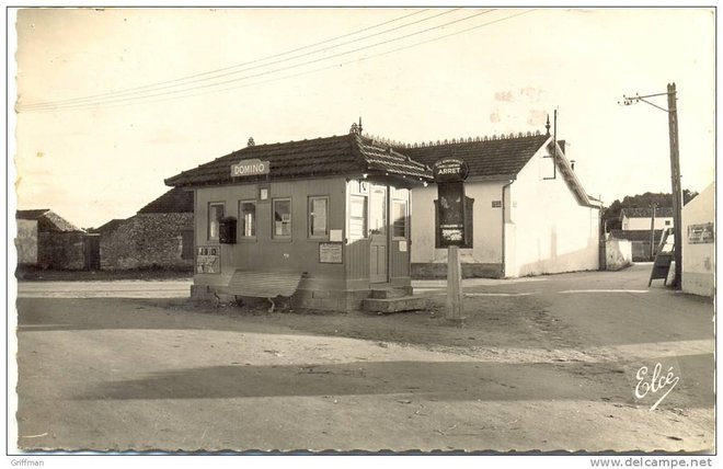 17 ILE D%27OLERON DOMINO LA PLACE DE LA GARE A DROITE LA ROUTE DE LA PLAGE 1953.jpg