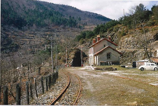 CFD Lozère St-Frézal de Ventalon Gare 1968 2 Jours après Fermeture Grandguillaume %2B Renaut.jpg