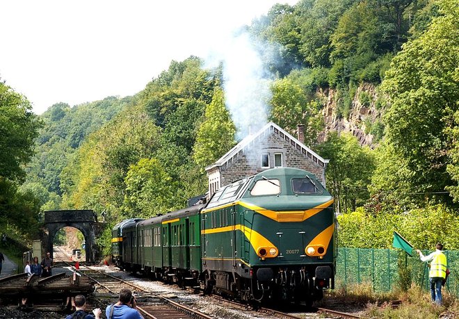 1024px-2011-08-15_diesel_loc_210077_from_PFT_heritage-railway_leaving_Dorinne-Durnal_station_with_M1-M2_carriages.jpg