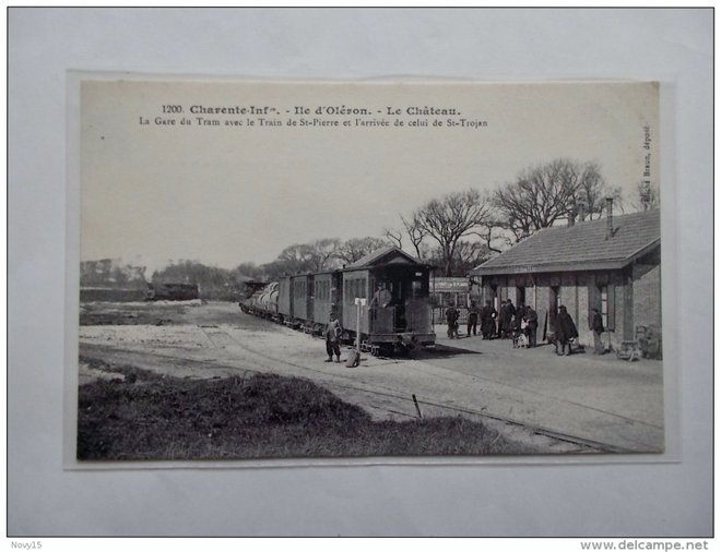 17 - ILE D OLERON LE CHATEAU LA GARE DU TRAM AVEC LE TRAIN DE ST PIERRE ET L ARRIVEE DE CELUI DE ST TROJAN.jpg
