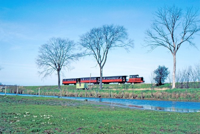 1983 loco 301 sur la digue.jpg