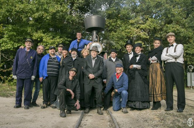 groupe du tournage devant notre 040.jpg