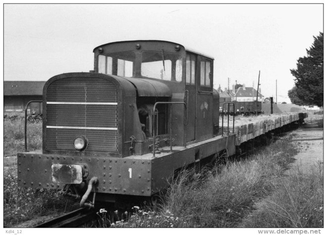 77 - Train, locotracteur n° 1 en gare - NANGIS -.jpg
