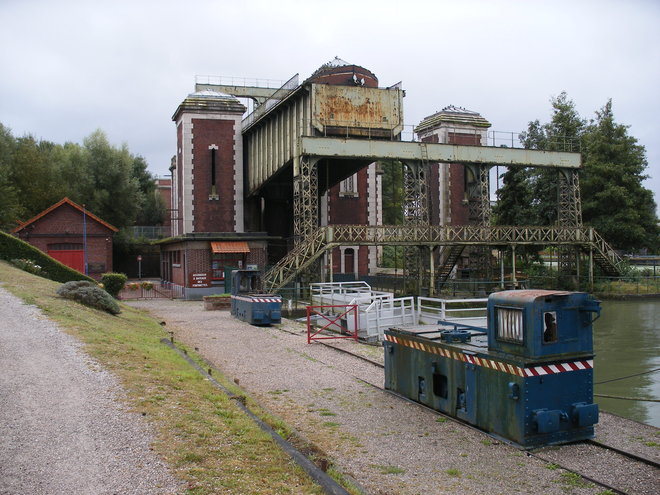 Ascenseur à bateaux des Fontinettes avec locotracteurs de halage.JPG