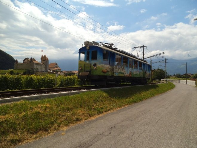 Automotrice centenaire de l'ASD devant le château d'Aigle (2).jpg