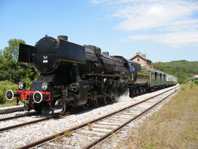 Le train à vapeur tracté par la Ty2 6690 stationne en gare de Lumbres.JPG