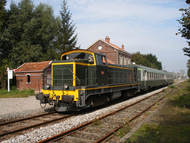 BB 63852 et voitures des années 1960 en gare d'Arques.JPG