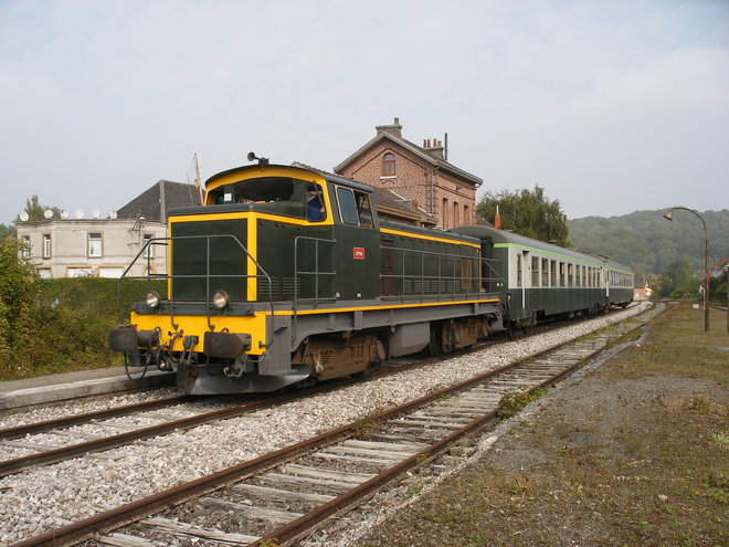 BB 63852 et ses voitures des années 1960 engare de Lumbres.JPG
