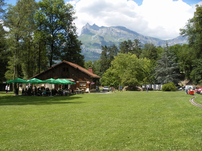 Le restaurant Club House au milieu du parc thermal du Fayet sur fond de belles montagnes.JPG