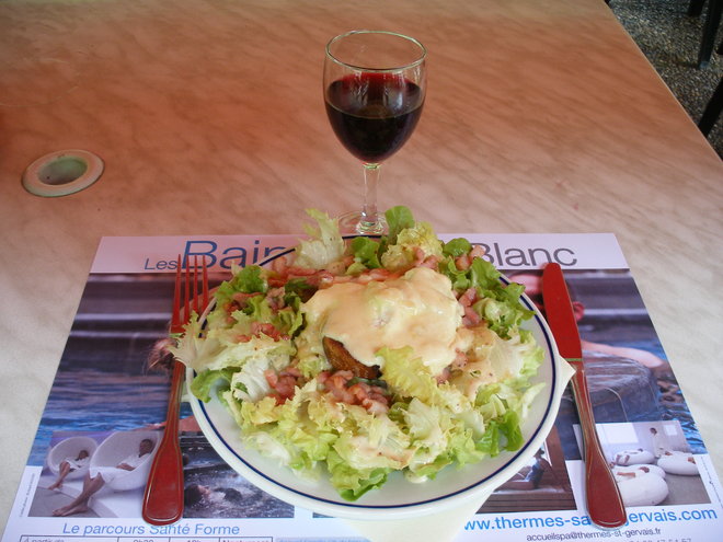 Petite salade de chèvre chaud et lardons au restaurant Le Club House au parc thermal du Fayet.JPG