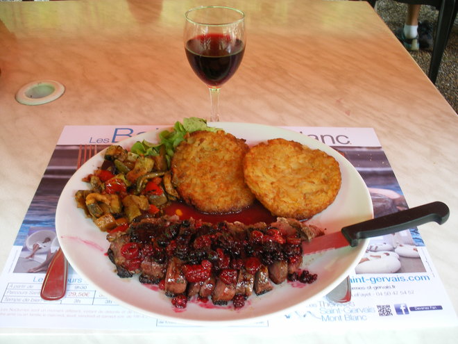Magret de canard  sauce fruits rouges , galettes de pommes de terre et petite ratatouille au restaurant Le Club House au parc thermal du Fayet.JPG