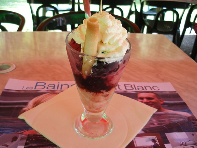 Coupe de glace Robin des Bois aux parfums fraise , cassis et framboise , myrtilles fruits et crème fouetée.JPG