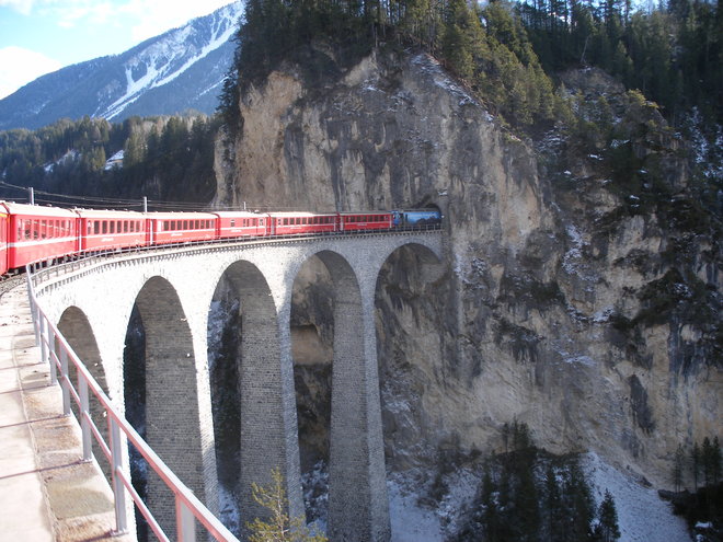 Train régional entrant dans un tunnel juste après le magnifique viaduc de Landwasser.JPG