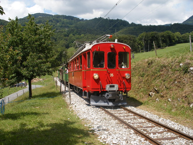L'automotrice N° 35 ex Rhb à proximité de l'arrêt Cornaux.JPG
