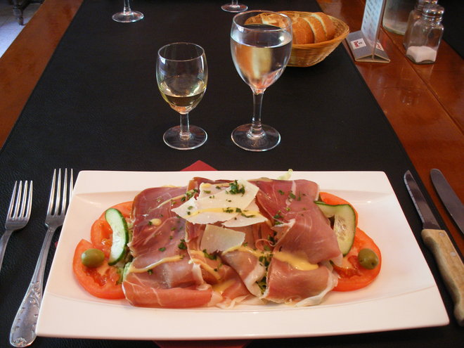 Salade avec Jambon cru Sérano copeaux de Parmesan.JPG