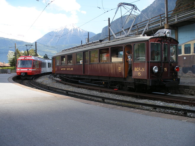 Dépassement à Vernayaz entre deux générations.JPG