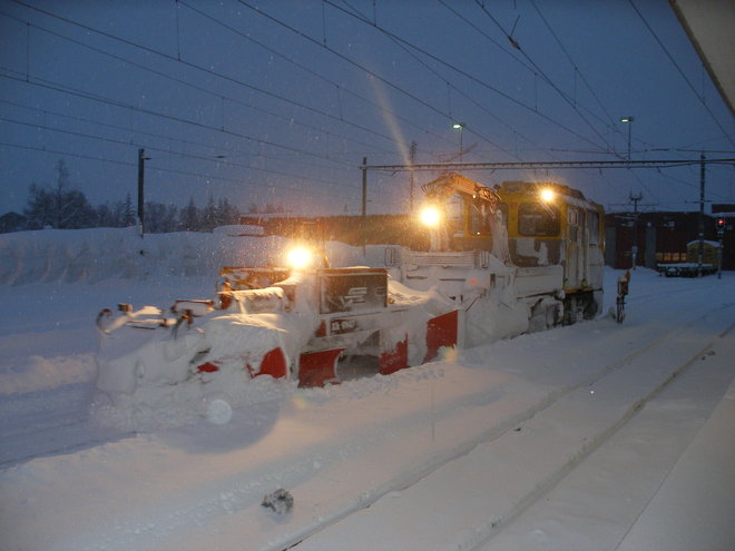 Déneigement au petit-matin en gare de Samedan.JPG