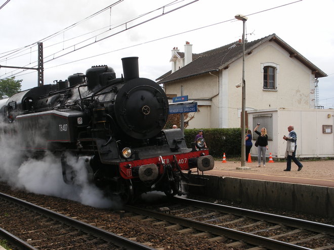 Démarrage musclé de la 141 TB 407 en gare de Moret Veneux les Sablons.JPG