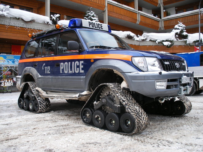 4X4 à chenilles de la police de Zermatt.JPG